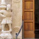 Costruita in conci levigati di pietra dura calcarea, si caratterizza all�esterno per i due singolari portali d�ingresso: quello principale adornato con nani stilofori...